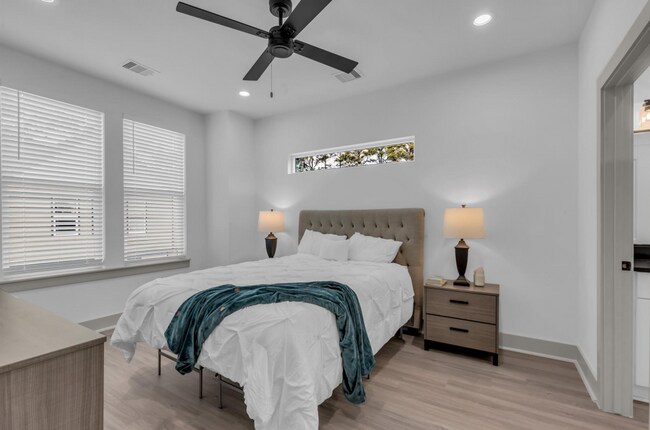 Building Photo - Sleek & Modern 3/2 in Garden Oaks