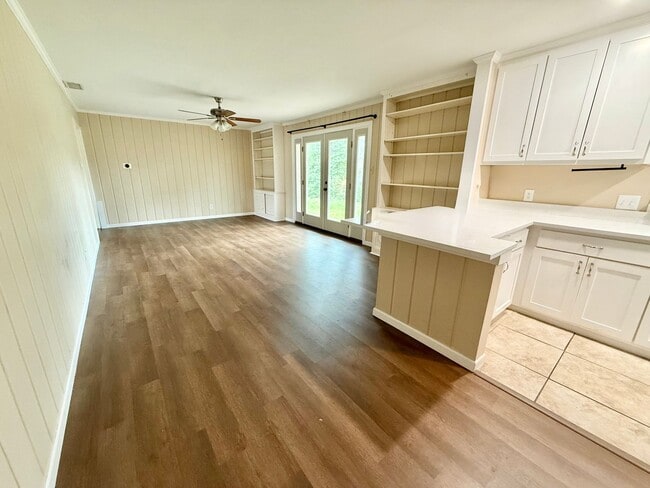 Building Photo - 3-bed/2-bath with two living spaces!