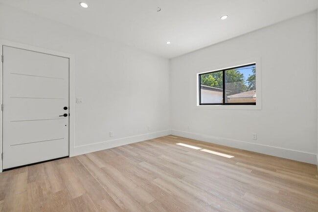 Building Photo - 16245 1/2 Chatsworth Street
