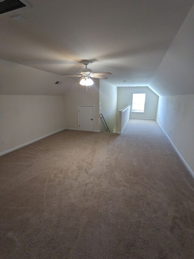 Building Photo - Stunning 7 Bedroom House with a Loft and U...