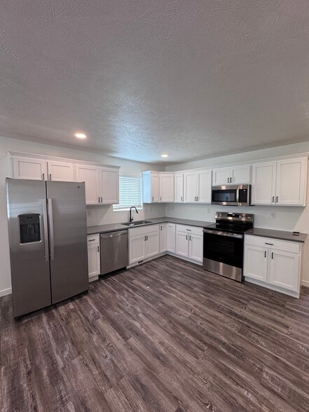 Building Photo - 202 E Plum St