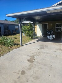 Building Photo - 2/2 DUPLEX  WITH CARPORT