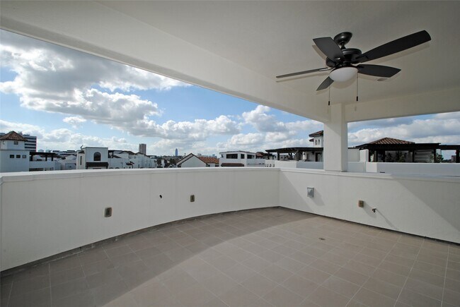 Building Photo - 302 Calle Sevilla Pl