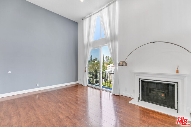 Building Photo - 815 N Las Palmas Ave