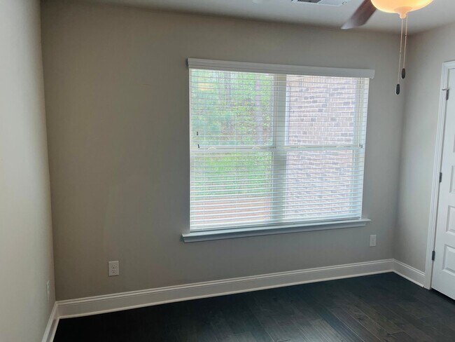 Building Photo - Wow! 4 bedroom 2.5 bathroom in Suwanee! Must See!!