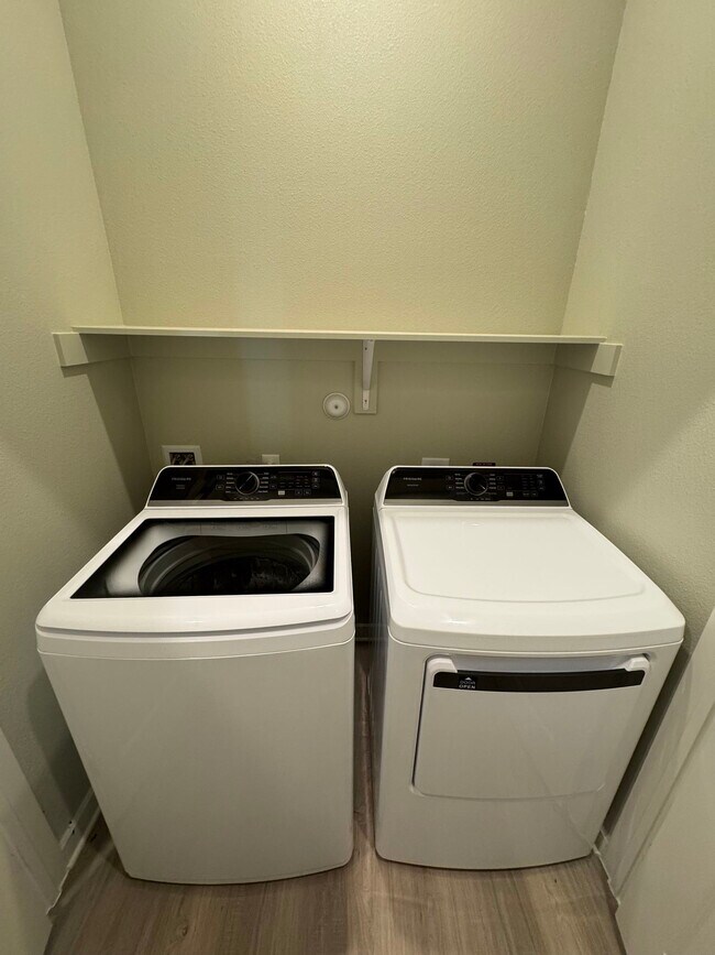 Building Photo - 1000 Persimmon Dr