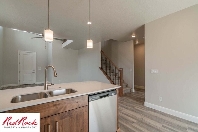 Building Photo - Beautiful Townhome in Hurricane Heights!