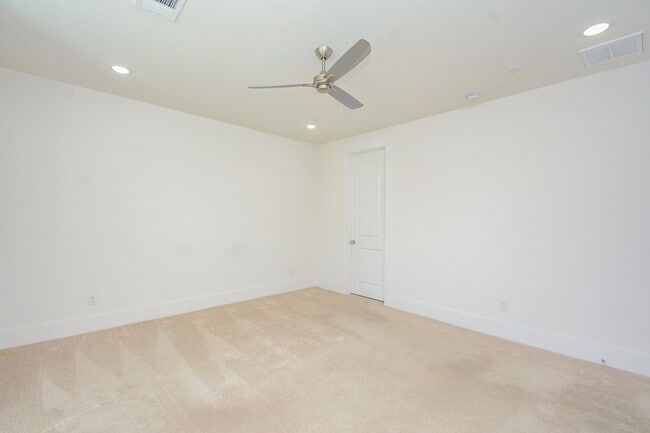 Building Photo - 310 Cyclamen St