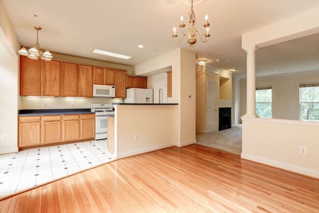 Building Photo - 3 Bed 3.5 Bath - Silver Spring Townhouse -...