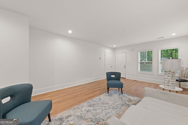 Building Photo - 636 Francis Pl NW