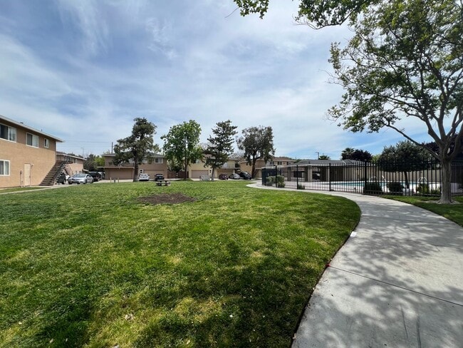 Building Photo - 2-bedroom condo near shopping & restaurants!