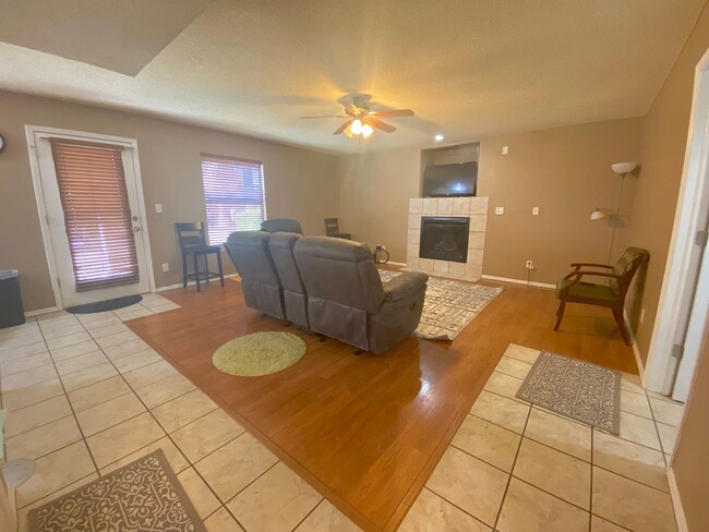 Building Photo - East El Paso 3 bed Refrig A/C w/Loft!