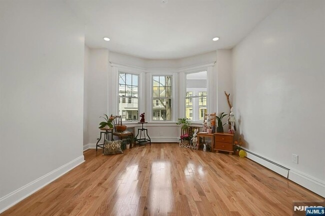 Building Photo - 158 Edgar St