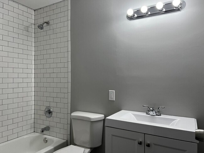Building Photo - 378 Pineview Dr