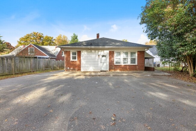 Building Photo - 1015 S Hawthorne Rd