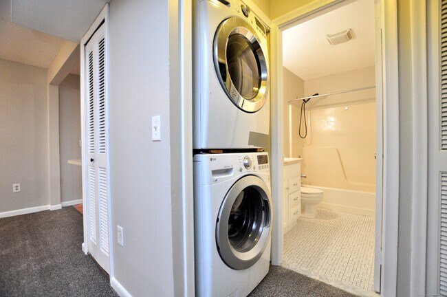 Building Photo - 710 Twin Circle Dr