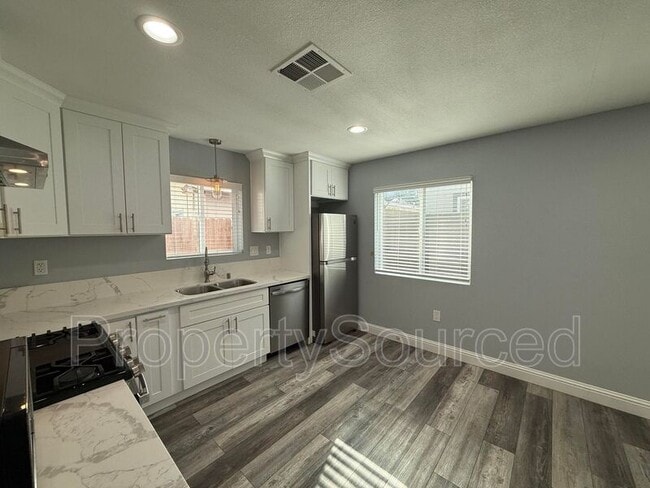 Building Photo - 805 W Yosemite Ave