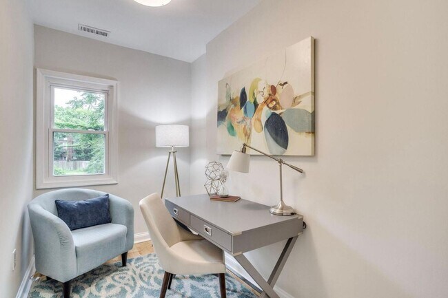 Building Photo - Sunny 2-Bedroom + Den  in SW Waterfront! - Parking included