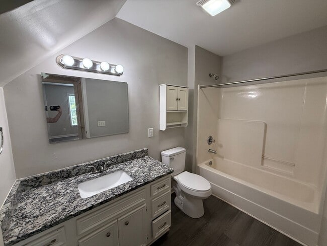 Building Photo - Spacious 3 Bedroom, 2 Bath Home with Garag...