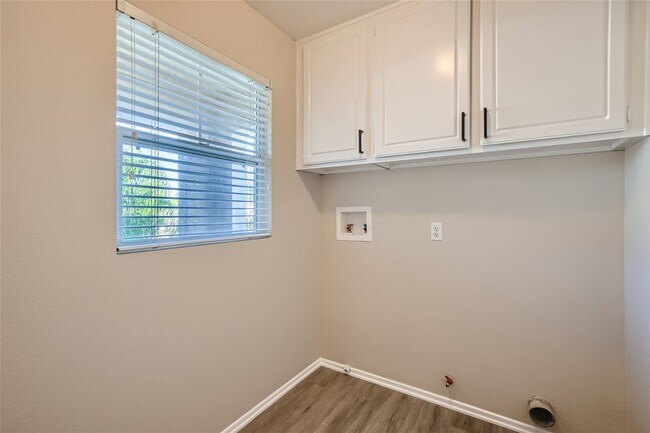 Building Photo - 4 BD/3 Ba Home with Three car attached gar...