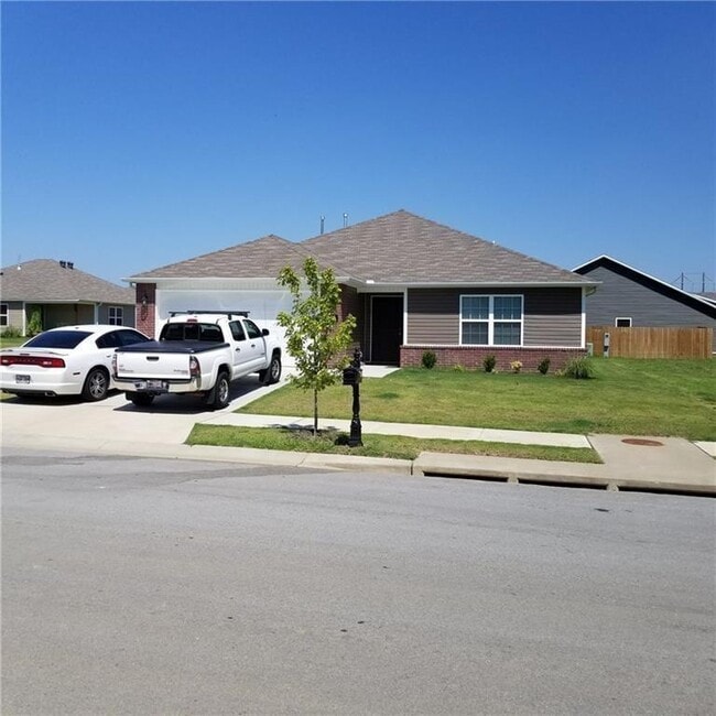 Building Photo - 1302 S Springfield Dr