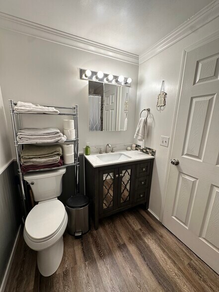 Main bathroom with bathtub upstairs - 219 Thayer Dr