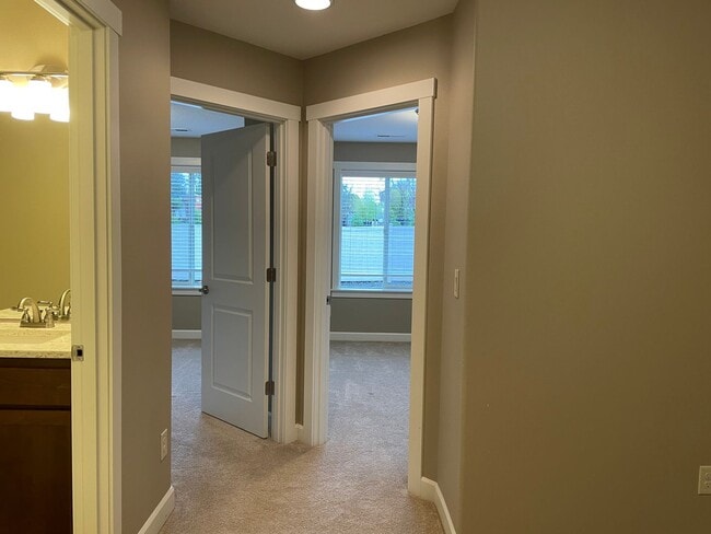 Building Photo - LUXURY 4 BD TOWNHOME! GATED PARKER VILLAGE...