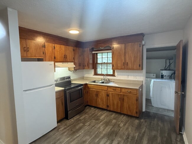Building Photo - Two bed one bath property in Madison Heigh...