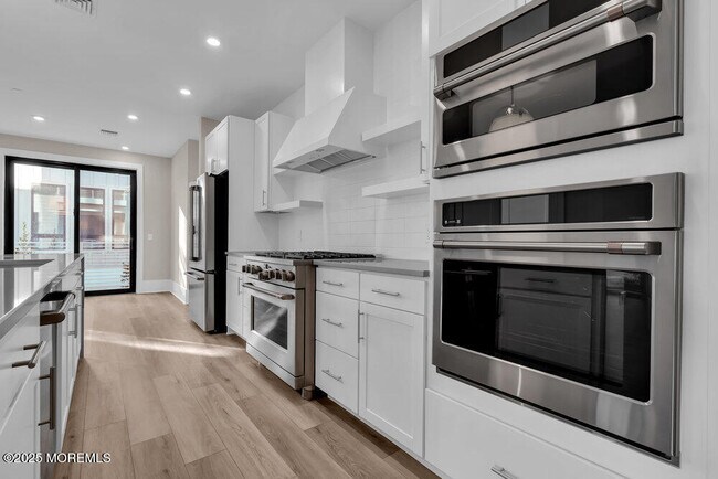 Building Photo - 215 2nd Ave