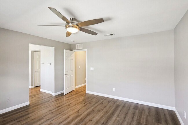 Building Photo - Beautiful 3 Bedroom Townhome With Stunning Mountain Views