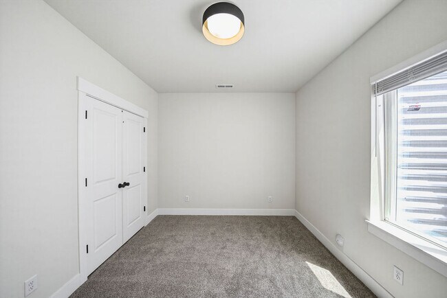 Building Photo - 475 E River Rd