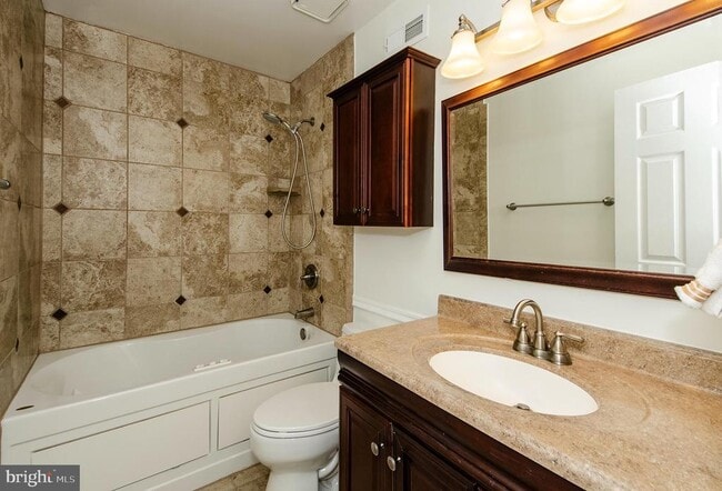 Building Photo - 3300 Lakeside View Dr