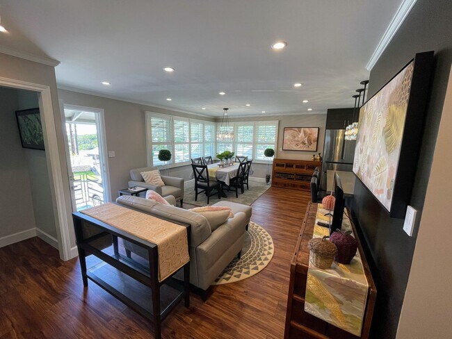 Building Photo - Newly Renovated 2BR/1BA in Nuuanu Avail Now!