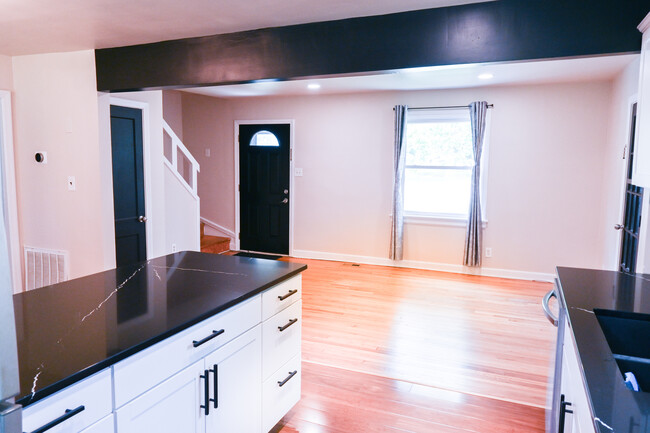 Building Photo - 1001 Willow Lawn Dr