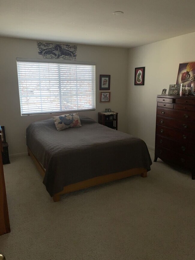 Building Photo - Fantastic 2 Bedroom 2.5 Bath Available September 1st