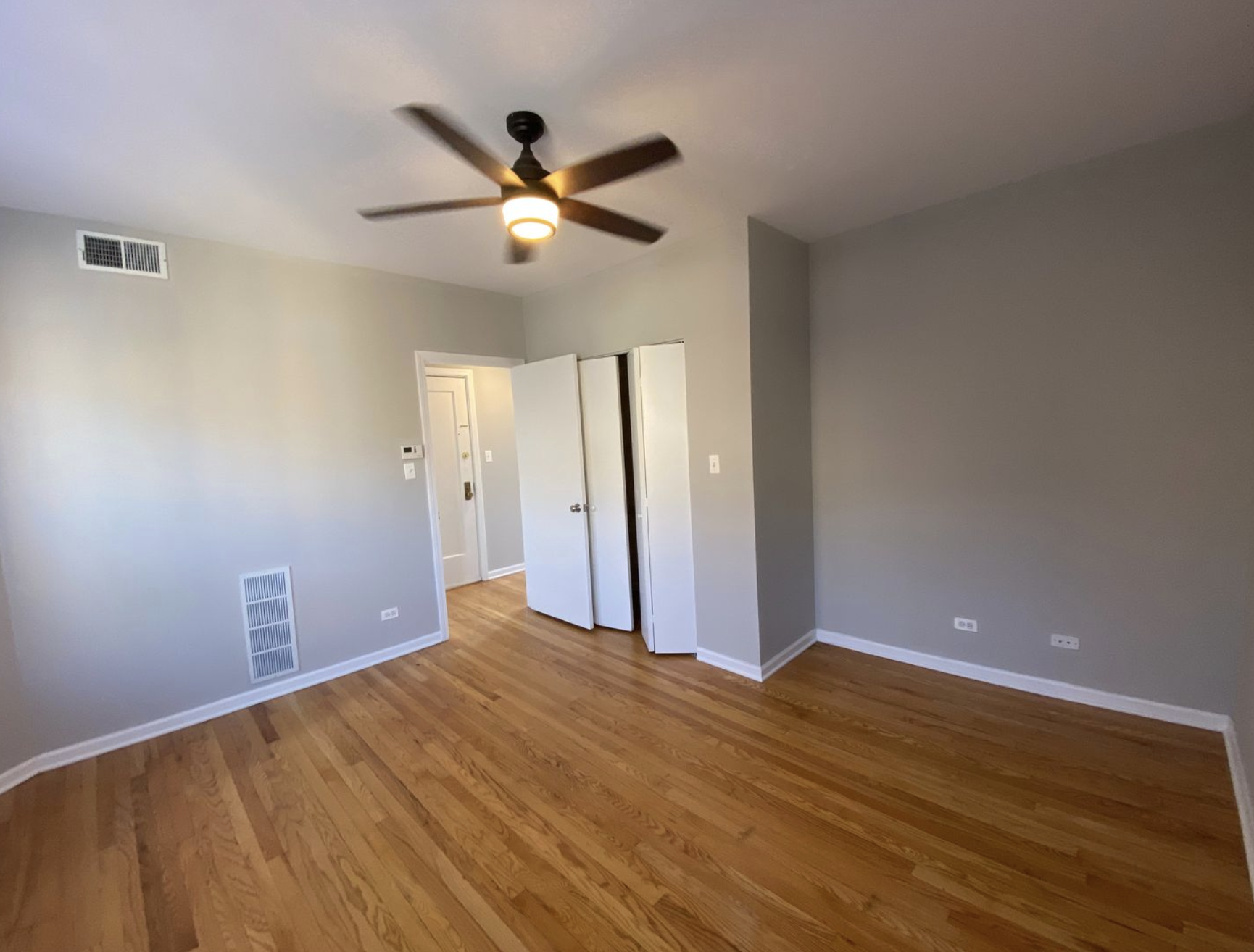Large Bedroom - 2807 W Lawrence Ave
