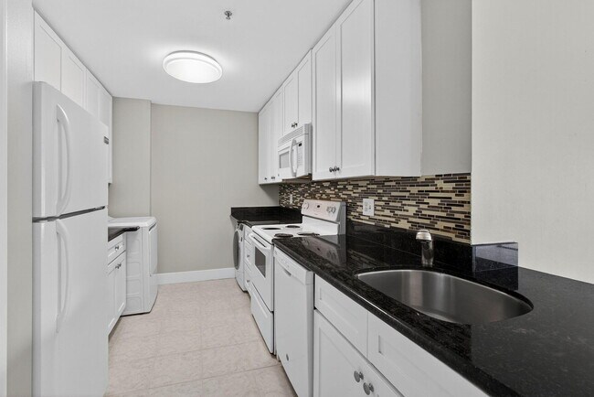 Building Photo - 2040 Greenview Shores Blvd