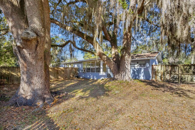 Building Photo - 1700 SW 16th Ct