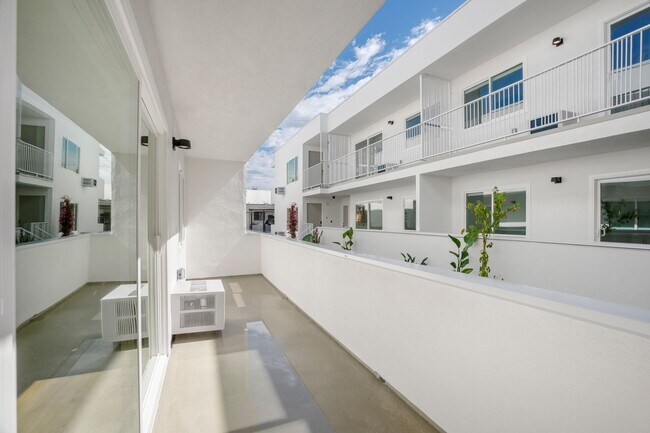 Building Photo - 1422 Tamarind Ave