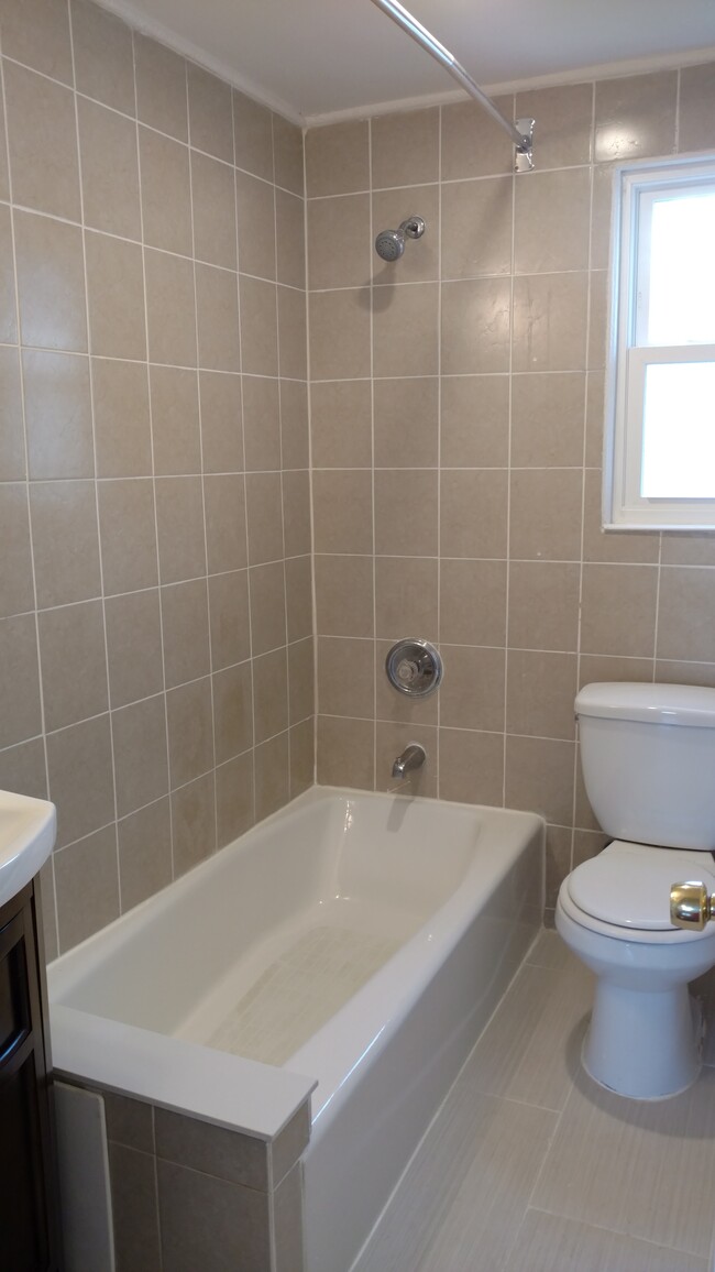 Bathtub - 1517 Saint George Ave