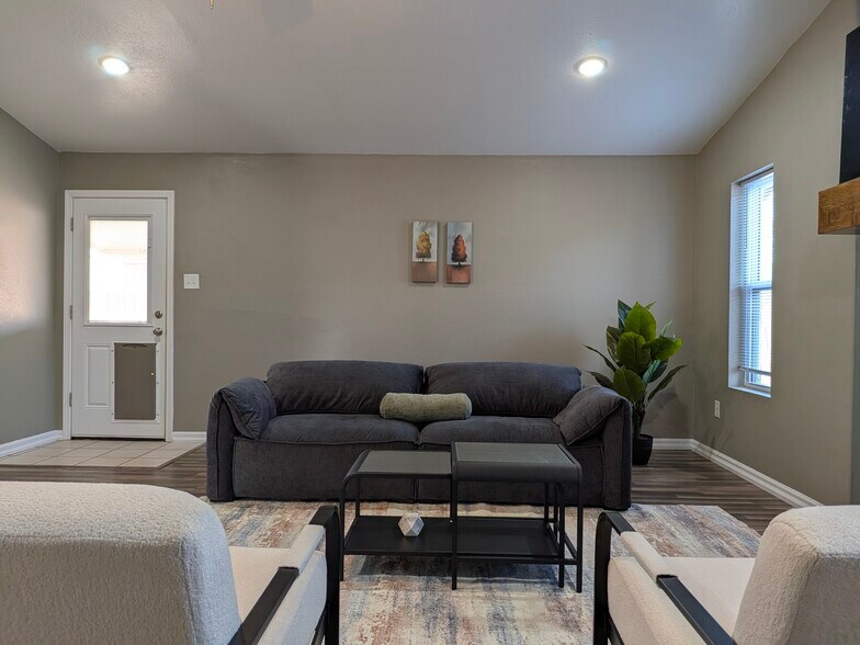 Building Photo - 1908 Janeway St