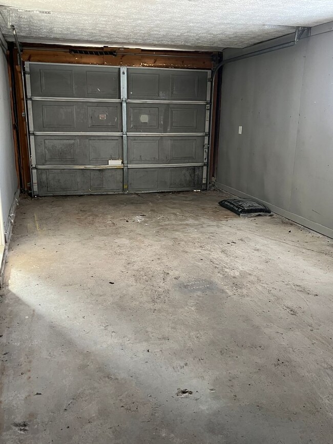 Building Photo - 3 bedroom/1 bathroom house