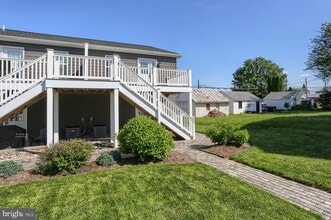 Building Photo - 227 W Cherry St