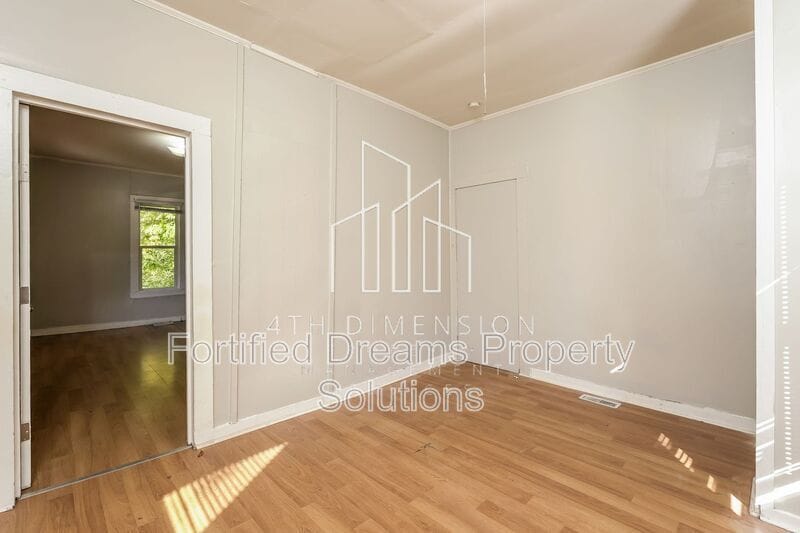 Building Photo - 2015 Row St