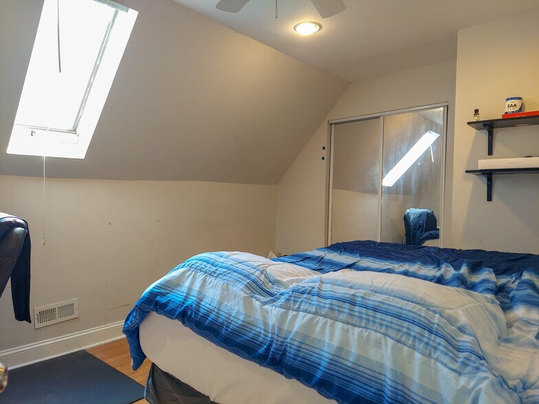 Building Photo - 1832 W Addison St