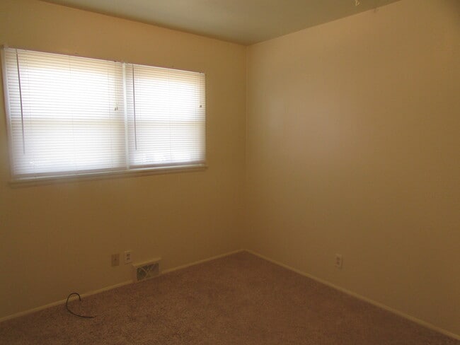 Building Photo - 3 BEDROOM | 1 BATH | CARPORT | SOUTH