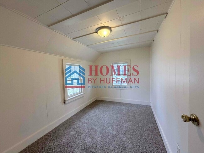 Building Photo - Two Bedroom House | Large Lot | Detached Garage