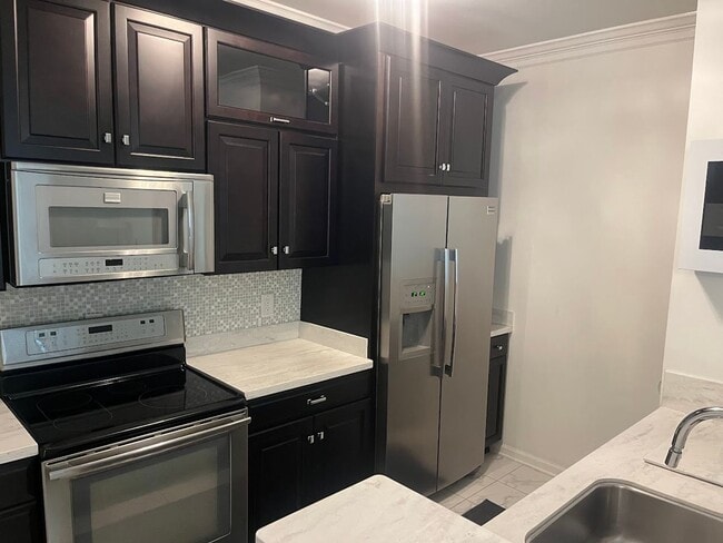 Building Photo - Available now. Beautiful, FULLY-FURNISHED 1 BR/1 BA Condo in Mt Pleasant!