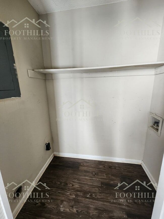 Building Photo - Beautiful 2-Bed Townhome with Storage and ...