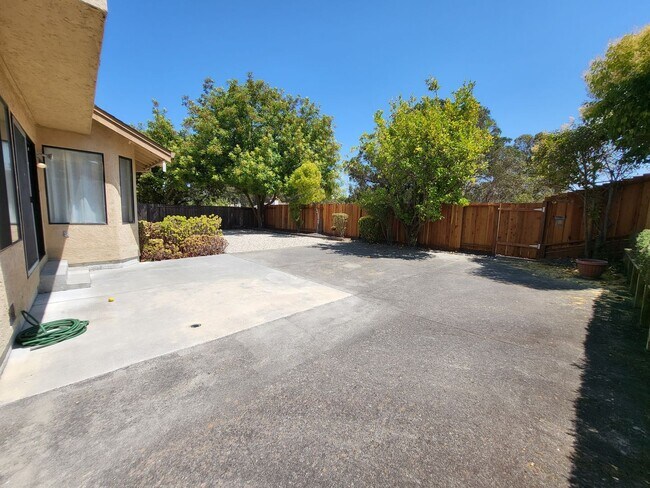 Building Photo - Two Story Home nestled in the Hills of Her...